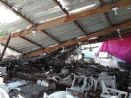 Telhas e cadeiras ficaram danificados com a queda da estrutura_Foto_Suellen Soares_Vanguarda Repórter